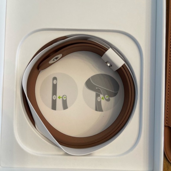 NIB Apple Leather Sleeve Case with MagSafe for iPhone 12 & 12 Pro - Saddle Brown - Picture 5 of 5